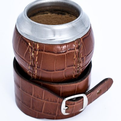 Mate de cuero con soporte