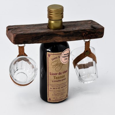 Licor de vino tannat con soporte y vasitos